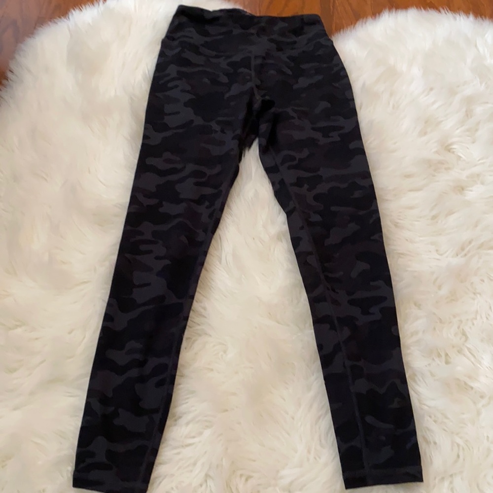 Black camo leggings, size S